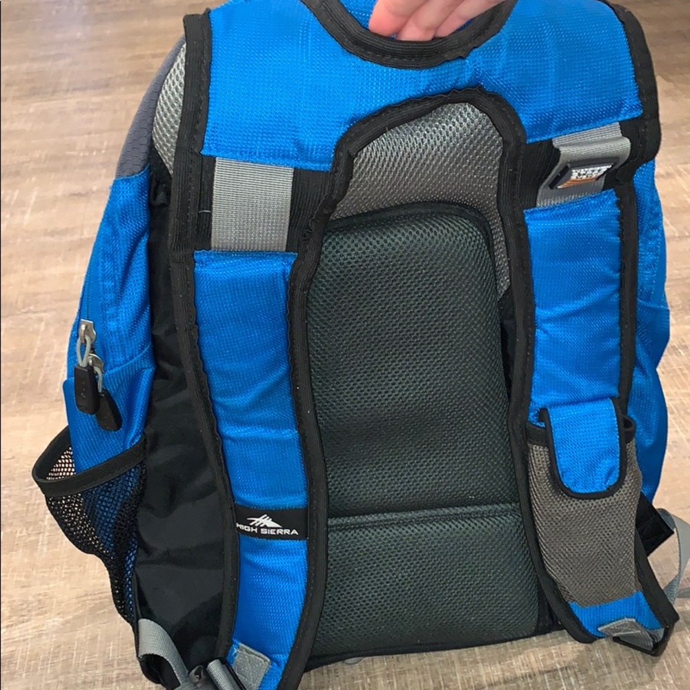 Backpack - Picture 2 of 6